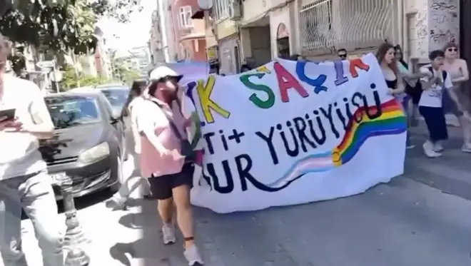 LGBTİ+ bireyler pankartla yürüyor