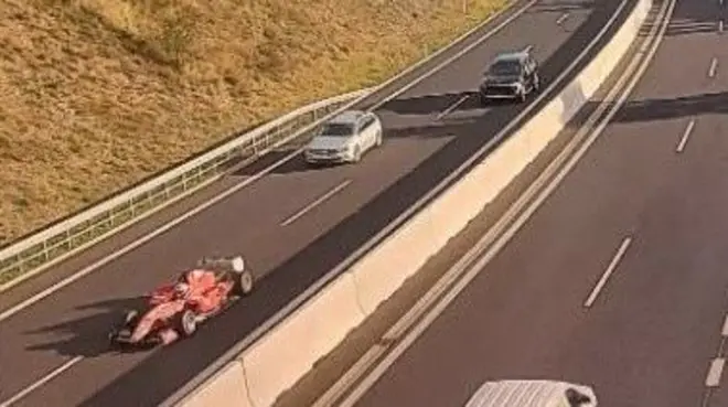 高速道路を走る赤いレーシングカー