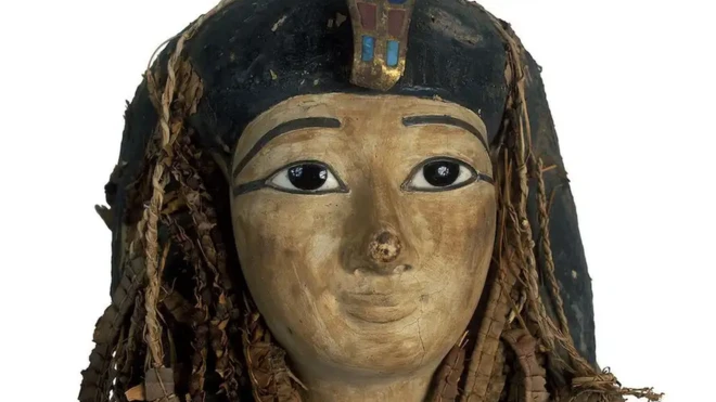 หน้ากากที่ใช้สวมทับใบหน้าของร่างมัมมี่ฟาโรห์อาเมนโฮเทปที่ 1