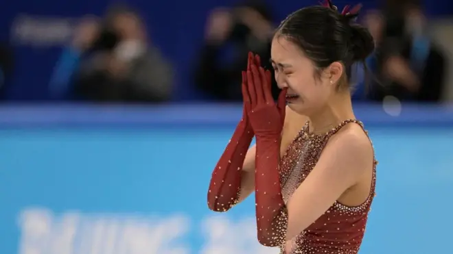 Zhu Yi bật khóc sau khi thi đấu phần thi trượt băng tự do đơn nữ tại Thế vận hội Olympic mùa đông Bắc Kinh 2022 ở Bắc Kinh vào ngày 7 tháng 2 năm 2022.
