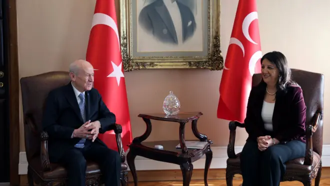 Pervin Buldan ve Devlet Bahçeli bir masanın kenarında karşılıklı otururken