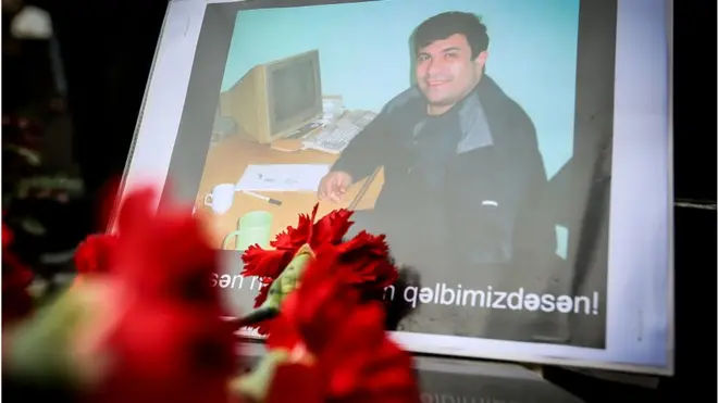 Jurnalist Elmar Hüseynovun məzarına qoyulmuş güllər. Onun öldürülməsi milli səviyyədə faciəyə çevrilmişdi, amma hələ də bu cinayətin üstü açılmayıb, mətbuatın azadlığı isə daha da məhdudlaşıb