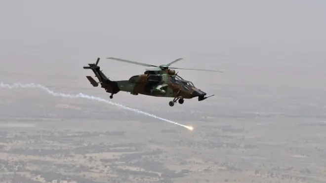Un hélicoptère français survolant Gao à l'occasion de la visite de Macron au Mali le 19 mai 2017 (illustration)