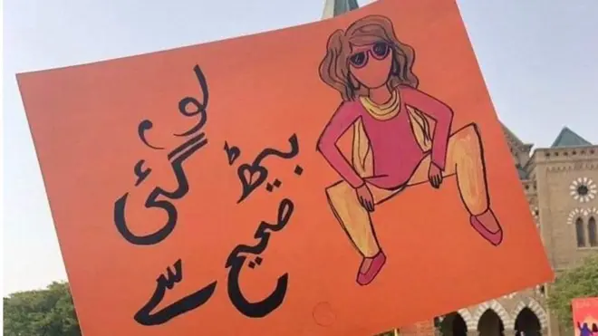 سرعان ما انتشرت صور اللافتة على وسائل التواصل الاجتماعي