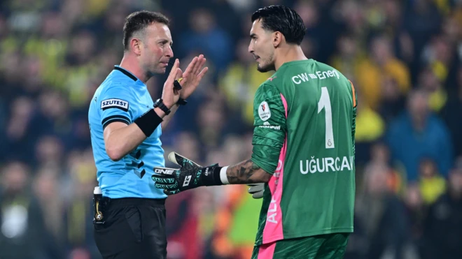  Galatasaray kalecisi Uğurcan Çakır hakem Yasin Kol'a itiraz ediyor
