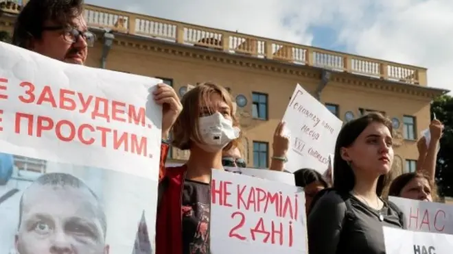 بیلاروس کے دارالحکومت منسک کی سڑکوں پر مظاہرین دو ہفتے قبل ہونے والے متنازع انتخابات کے خلاف کو احتجاج کر رہے تھے