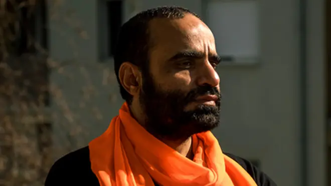 Mansoor Adayfi sur le balcon de son appartement à Belgrade. "Guantanamo vous suit partout où vous allez", a-t-il déclaré. (Joel Gunter/BBC)