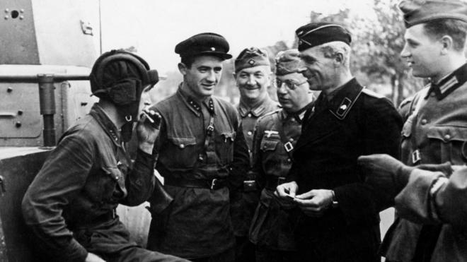Quân Liên Xô và phát-xít Đức vui cười