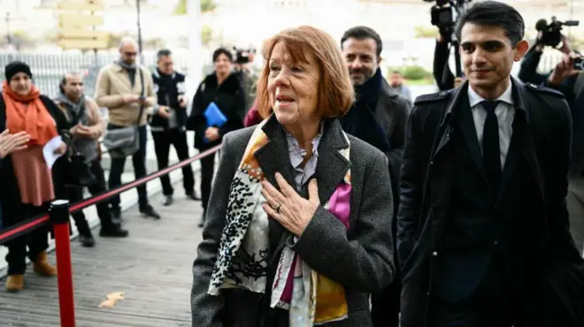 フランス・アヴィニョンの裁判所に入るジゼル・ぺリコさん