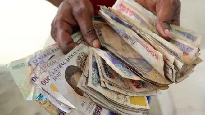 Wani mutum na ƙirga kudi