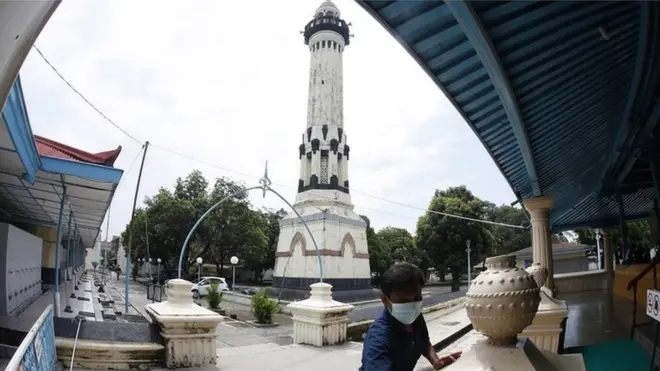 Petugas membersihkan serambi Masjid Agung Keraton Kasunanan Surakarta Hadiningrat di Solo, Jawa Tengah, Minggu (11/4/2021). Kegiatan tersebut untuk memberikan rasa nyaman bagi jamaah saat menjalan ibadah bulan suci Ramadhan sesuai protokol kesehatan di masa pandemi COVID-19.