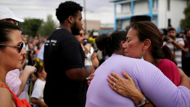 艾尔帕索居民在枪杀案后参加反仇恨游行，互相安慰。