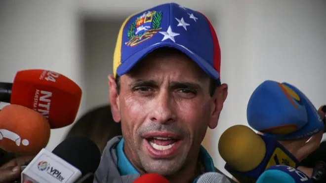 El líder opositor venezolano Henrique Capriles denunció que las autoridades migratorias le impidieron viajar a una reunión en la ONU.