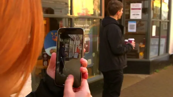 أيفون 12 يساعد المكفوفين في التعرف على الأشياء حولهم