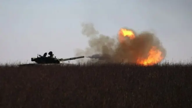 танк стреляет в поле