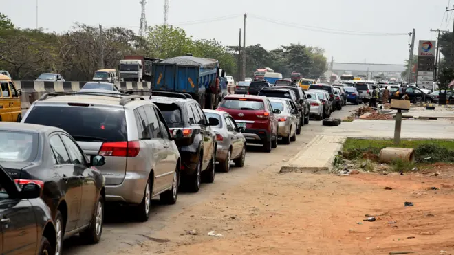 Ọtụtụ ụgbọala kwụụ n'ahịrị n'okporoụzọ na-eche ka ha banye n'ọdọmmanụ ụgbọala nọ n'akụkụ okporoụzọ.