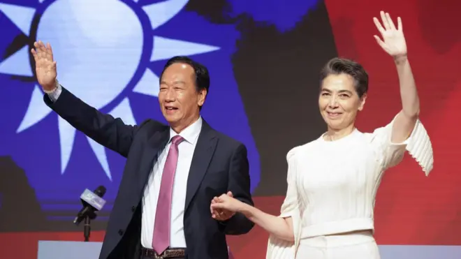 郭台銘宣佈副手人選為資深藝人賴佩霞