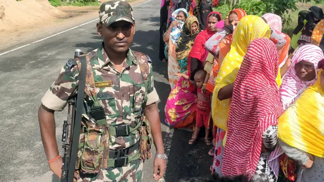 दक्षिणी 24 परगना ज़िले में एक मतदान केंद्र पर सुरक्षाकर्मी.