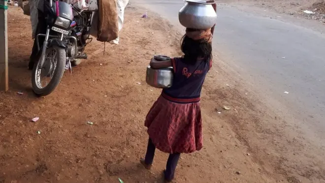 पाणीटंचाईची झळ लहान मुलांनाही बसते.