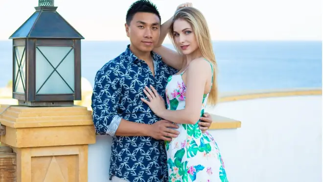 Бізнесмен з Китаю Макс Мей вже 18 років живе в Україні. Тут він одружився на українці Даші і допомагає іншим китайським чоловікам знайти українських жінок