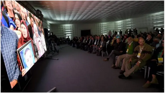 Para korban penyiksaan berbicara dalam sebuah siaran langsung pada hari Kamis.