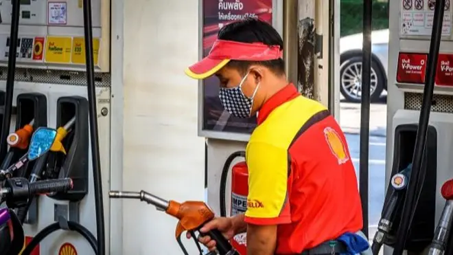 Yanacaq doldurma stansyasında işçi