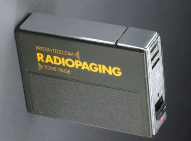 دا پېجر وسیله د بریتانوۍ ټیلیکام شرکت تولید دی چې د شلمې پېړۍ له ۷۰مو کلونو راهیسې د لېږد پرمهال د یاد شرکت د کارمنانو ترمنځ د اړیکو لپاره دود شوی و