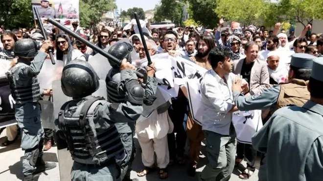 د پولیسو او مظاهره چیانو ترمنځ تاوتریخوالی هغه مهال جوړ شو، چې لاریونوالو د ارګ په لور د تګ هڅه کوله.