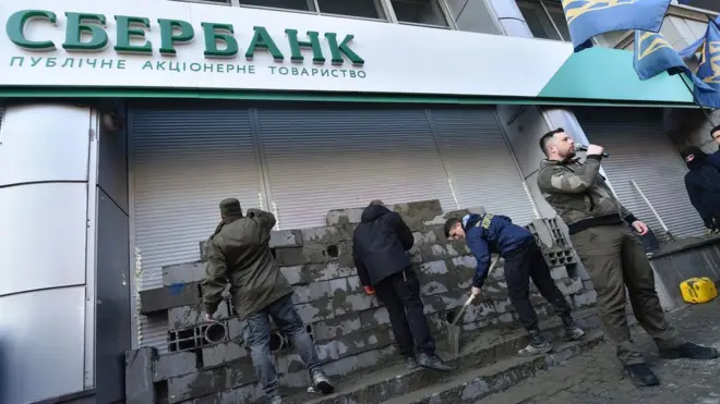 У понеділок праві активісти замурували вхід до офісу Сбербанку в Києві