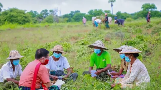 ကျေးရွာတွေမှာ မဲဆွယ်နေတဲ့ကိုယ်စားလှယ်လောင်းတစ်ဦး