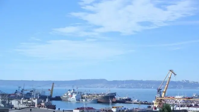 Socar şirkəti neftçilərin sahilə sahilə təxliyyə olunduğunu bildirir.