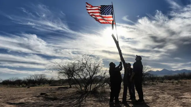 Warga masyarakat asli Amerika juga menentang pembangunan tembok itu.