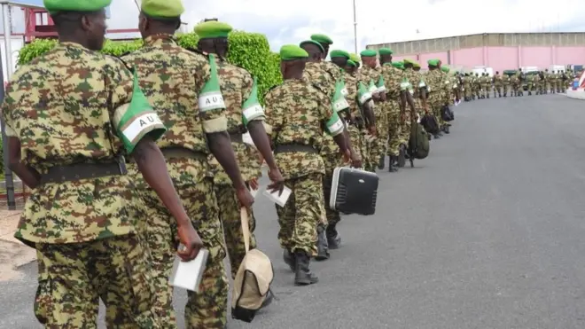 በሶማሊያ የአፍሪካ ሕብረት ሰላም አስከባሪ ኃይል አሚሶም አካል የሆኑ የቡሩንዲ ጦር አባላት ለሰላም ማስከበር ተልዕኮ ወደ ሶማሊያ ጉዞ ሊያደርጉ ሲሉ። እአአ 2017 ቡጁምቡራ።