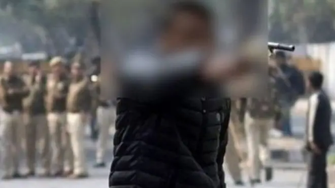 तमंचा लहराता युवक