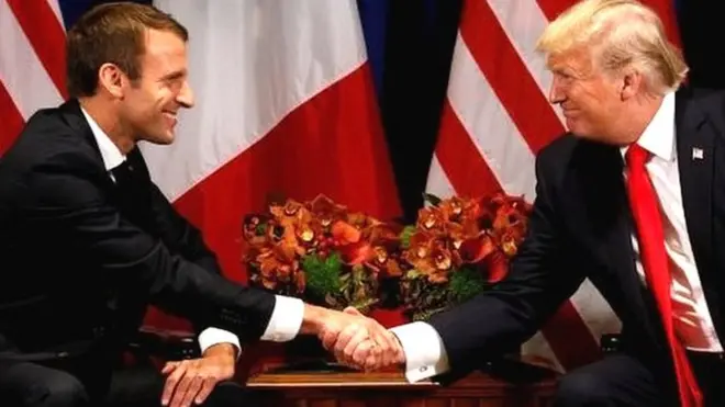 అమెరికా అధ్యక్షుడు డొనాల్డ్ ట్రంప్తో కరచాలనం చేస్తున్న ఫ్రాన్స్ అధ్యక్షుడు ఎమాన్యుయెల్ మాక్రోన్.