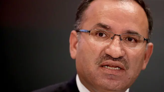 Adalet Bakanı Bekir Bozdağ, Cumhuriyet gazetesine yönelik soruşturmanın, 'FETÖ' davasından yararlanan savcı Murat İnam'da olmasını 'talihsizlik' diye nitelendirdi.