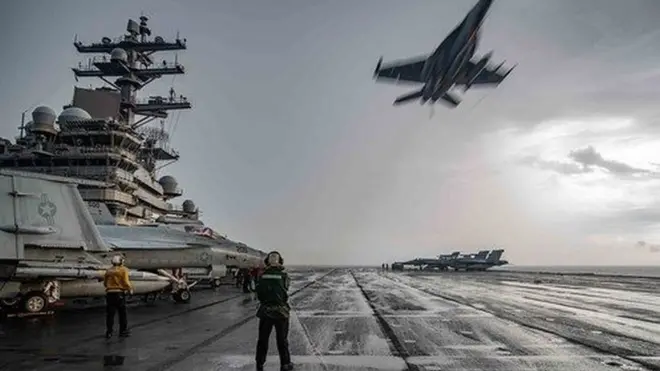Tiêm kích F-18 bay qua tàu sân bay USS Ronald Reagan trong cuộc tập trận trên Biển Đông.