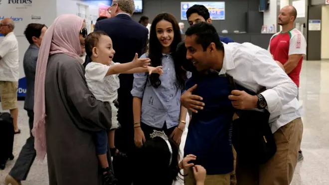 Anggota keluarga dari Timur Tengah bertemu di Bandara Dulles International Airport, Washington, menjelang keputusan MA.