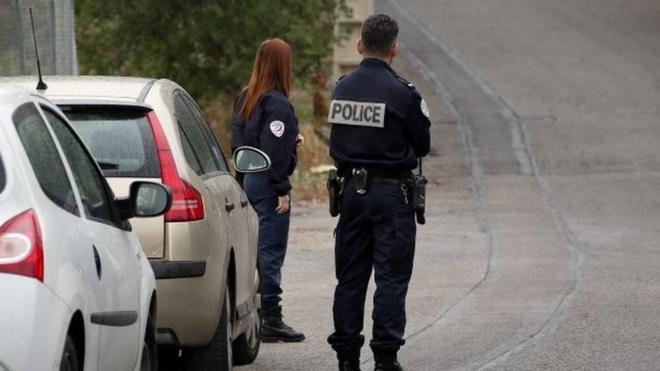 La policía francesa en la carretera donde Jacqueline Veyrac fue encontrada con vida.