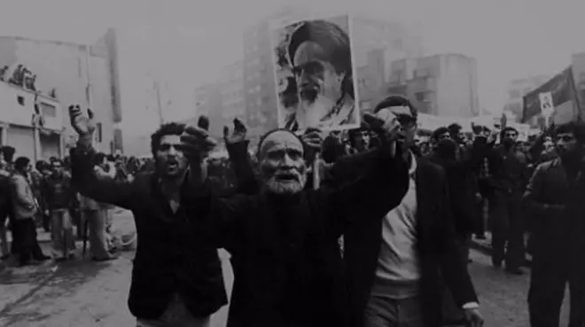 İran'da humeyni fotoğrafı taşıyan göstericiler