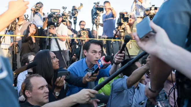 Saldırıyla ilgili polis açıklamasını takip eden gazeteciler