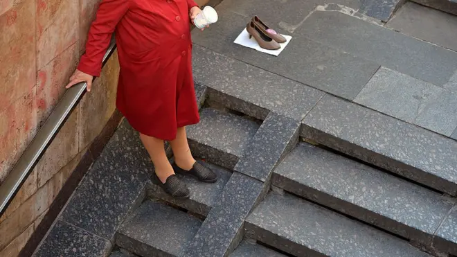 Пожилая женщина в метро