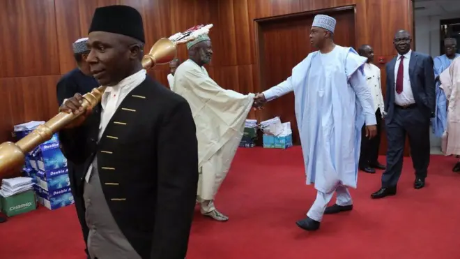 Bukola Saraki dey shake pesin for Senate