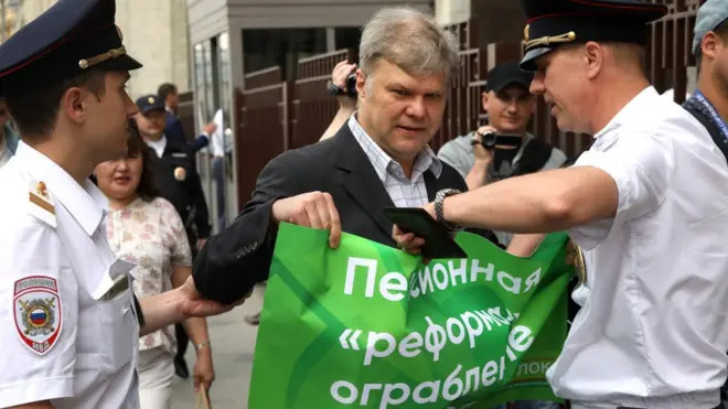 俄罗斯反对派政治人物米托克辛（Sergei Mitrokhin）抗议调高退休年龄