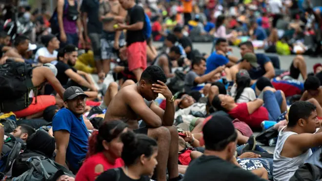 Migrantes esperan para entrar en territorio estadounidense.