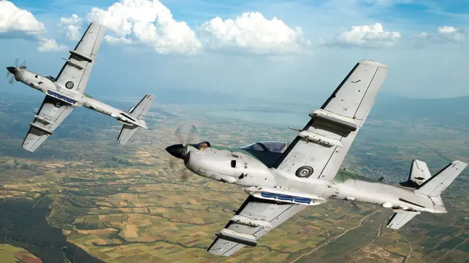 Super Tucano спочатку розроблялись як навчальні літаки, однак потім їх переробили на легкі штурмовики для боротьби з партизанами чи підтримки піхоти