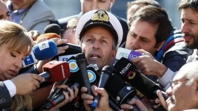 El portavoz de la Armada Argentina informó en una rueda de prensa que todavía no se ha establecido ninguna comunicación con el submarino y su tripulación.