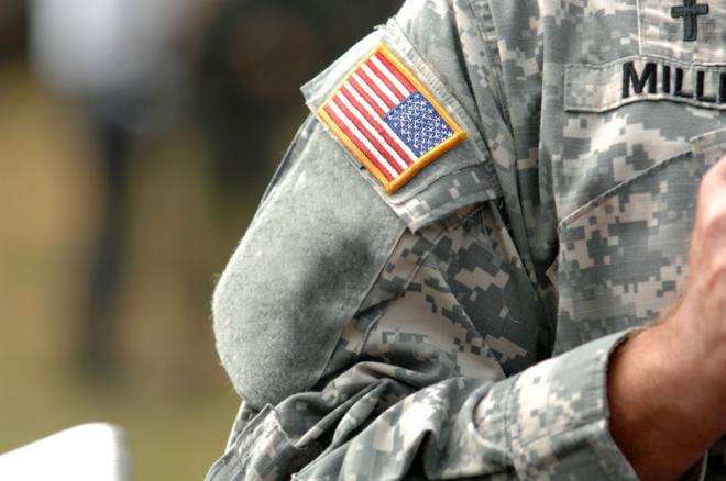 Bandeira americana na farda de um militar