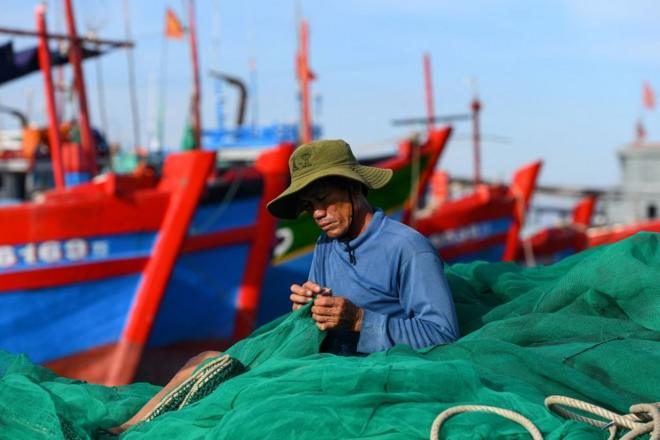 Ngư dân may lưới tại đảo Lý Sơn