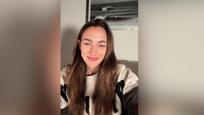 Thelma Fardín mira a la cámara con emoción